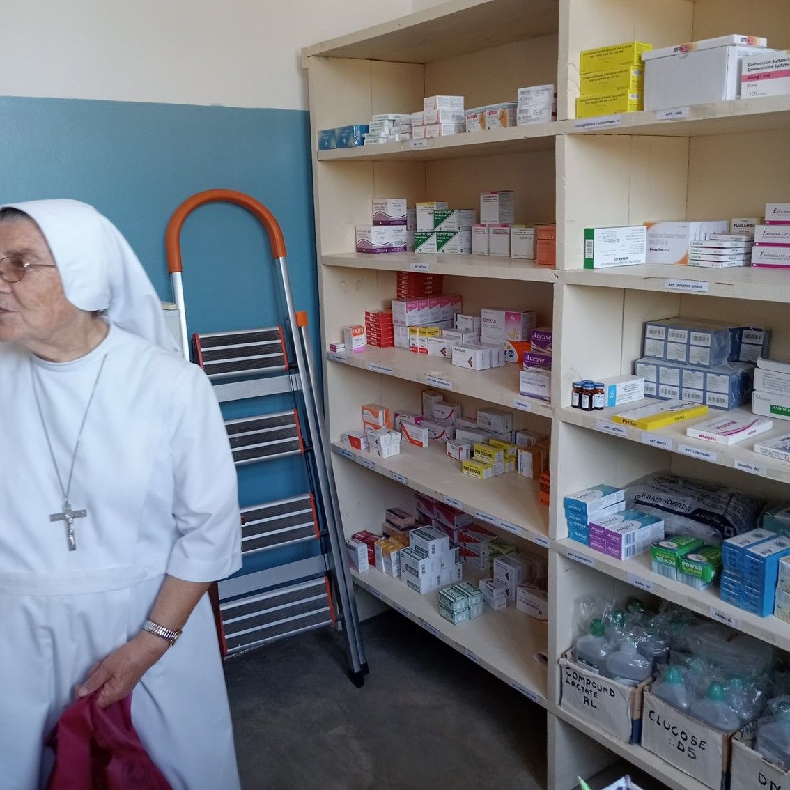 Una medicina per i dispensari di Kintinku, Kibakwe, Bugwana