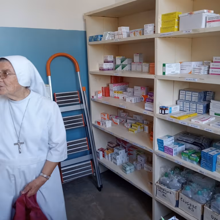Una medicina per i dispensari di Kintinku, Kibakwe, Bugwana